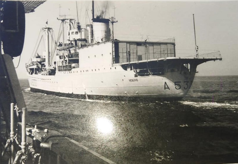 90) Nave Bergamini fa rifornimento in mare con Nave Vesuvio..jpg