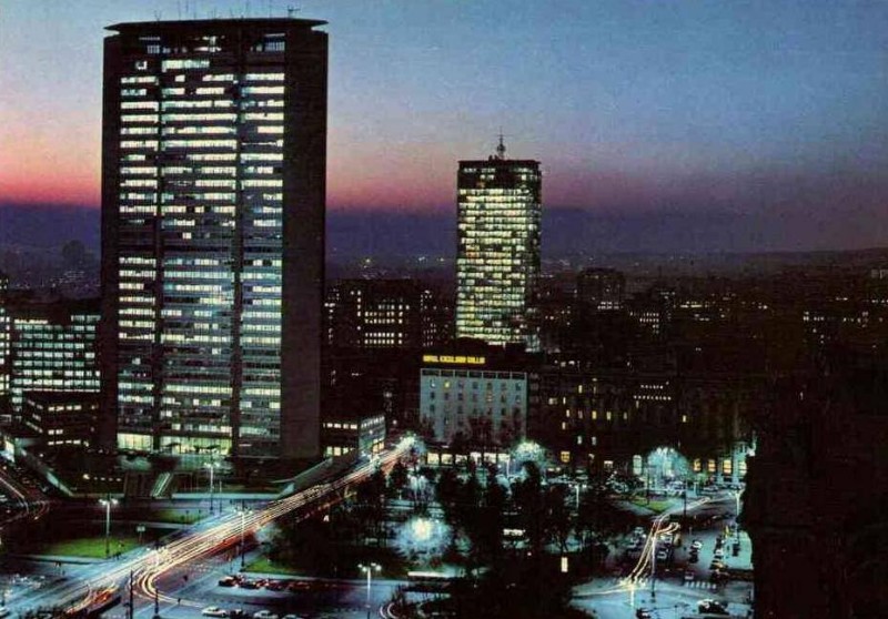 92b)  Piazza Duca D'Aosta, 1970 circa. sulla sinistra la vecchia sede della Galbani..jpg