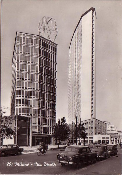 92d) Via Pirelli e il grattacielo Pirelli o Palazzo Pirelli, chiamato comunemente Pirellone. Anno di costruzione 1956-60 e palazzo della Galbani..jpg