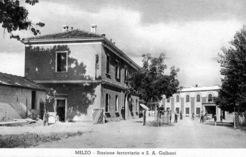 95b) La vecchia stazione ferroviaria di Melzo e lo stabilimento Galbani, anni ’30..jpg