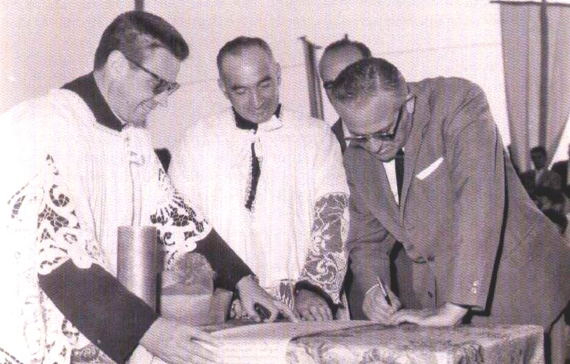 96) Gino Invernizzi firma a nome della Galbani la donazione del terreno per la costruzione del nuovo asilo (Casale Cremasco 1961).jpg