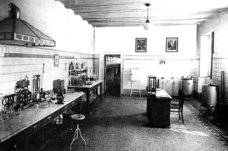 120) Laboratorio chimico.jpg