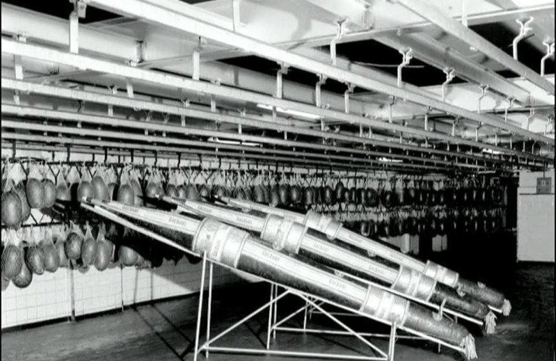 25..1956 nasce una mortadella di due metri di lunghezza, chiamata Missile Galbani confezionata con tanto di ogiva e ali,  con un espositore che richiamava una rampa di lancio.jpg