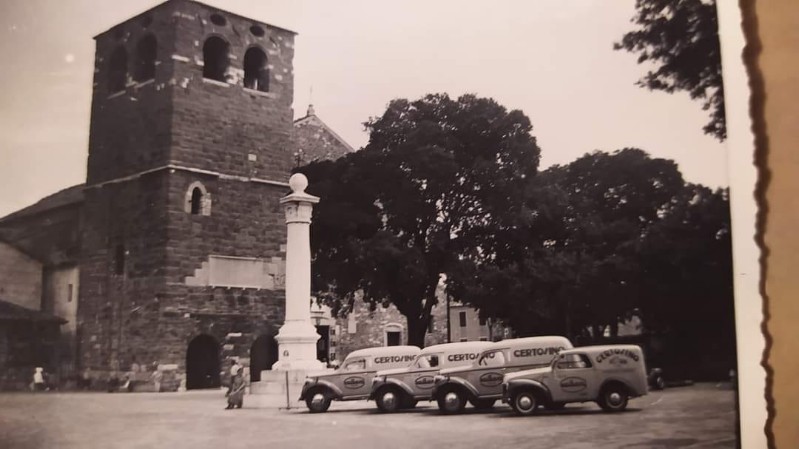 146) Trieste 1951 i camioncini davanti San Giusto..jpg