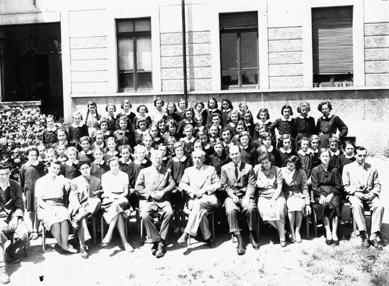 20) Anni 40-50 un gruppo di impiegate e dirigenti(quando gli uffici erano ancora a Melzo).jpg