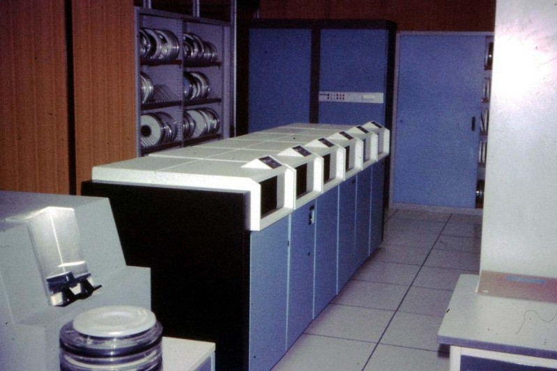 04..Anni '70 unità a dischi 3350 CED Galbani con padelle intercambiabili per un totale di crca 10 GB, in seguito negli anni'80 verranno aggiunte le nuove unità 3380 per un totale di circa 50 GB.jpg