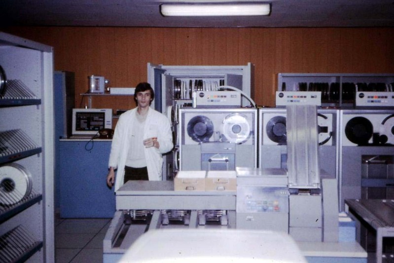 08..-Sala elaborazione Arcari Dario,  dopo il maniframe IBM370-148 (OS-VS1) seguiranno collegati in Cross-Domain l'IBM-4341 e IBM-4381 (MVS-XA). Il mainframe verrà smantellato nell'anno 2000..jpg