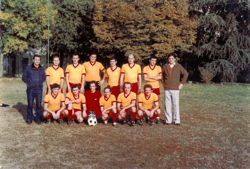 17-Squadra di calcio anno 1984 DSI allora CED, da sn in alto, Biroli, Pedrazzini, Brambillaschi Erba, Ferrari, Castellazzi, ..., Cogliati. In basso da sn Arcari, ... Manfrinato, Maresi, Radice, Rigo..jpg