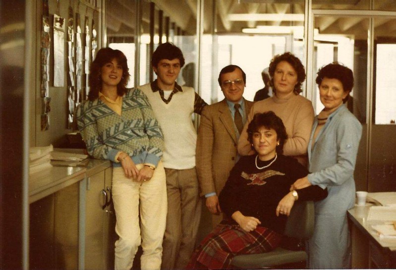 25) Galbani Sede Marzo 1984 - Da sn Vigato Cinzia, Cereda Marzio, Frassini Alberto, Brivio Pinuccia, Zina. In basso seduta Patruno Maddalena.jpg