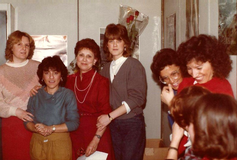 27a) Galbani Sede Marzo 1984 - Zina va in pensione -  Da sn Brivio Giuseppina, Patruno Maddalena, Zina, Vigato Cinzia, Rognoni e Ferrari Silla.jpg