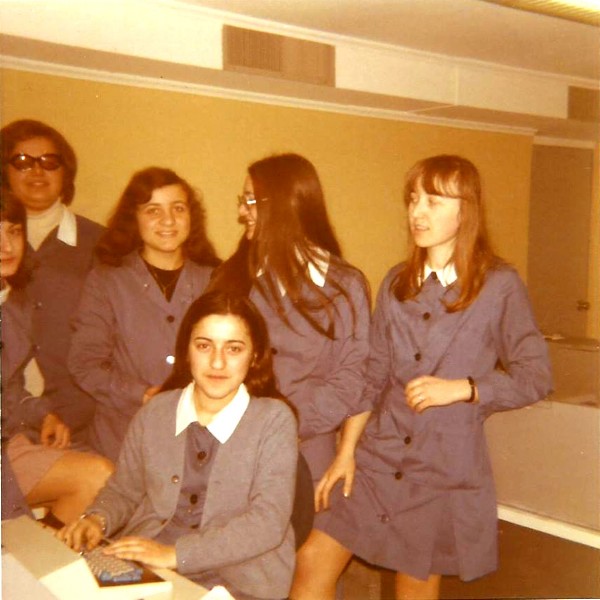 28c) BUNKER Galbani anni '70 (sala perforazione-digitazione)...con Angela,Valeria,Vittoria,Ornella,Wanda ed io...i cognomi non li ricordo...comunque anni difficili x me scendere -2 nel sotteraneo!.jpg