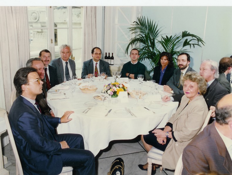 31a) Pranzo di lavoro Galbani al'hotel Gallia anni '80.  Da sn Sandro Smerzini, ........., Luciano Cassol, Alfredo Torreggiani, Mario Basso,Antonello Alfreducc , Dall'Asta, Scaramuzza (Belgio), Donata Ubbiali.jpg