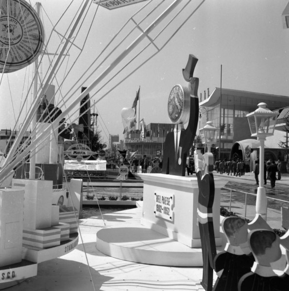 6)  Allestimento pubblicitario formaggino Bel Paese alla Fiera Campionaria di Milano del 1952.jpg