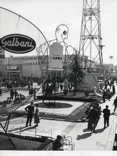 9) Installazioni pubblicitarie in viale dell'industria alla Fiera campionaria di Milano del 1957.jpg