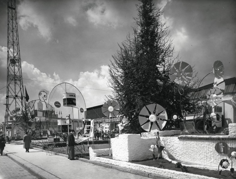 10) Installazioni pubblicitarie in viale dell'industria alla Fiera campionaria di Milano del 1957.jpg