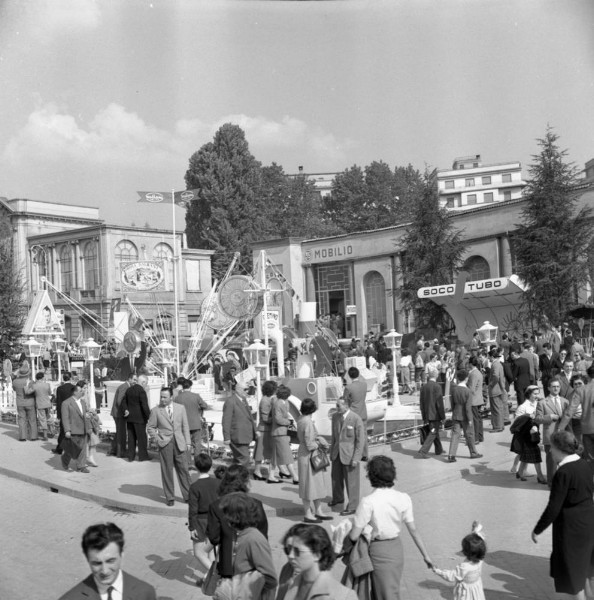 16) Visitatori nel viale dell'industria alla Fiera Campionaria di Milano del 1952..jpg