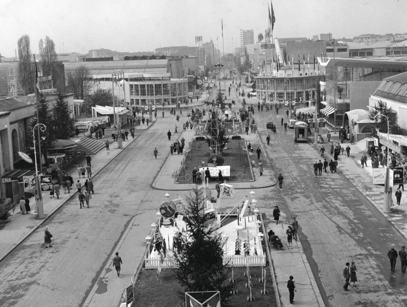 17) Veduta del viale dell'industria alla Fiera campionaria di Milano del 1952..jpg