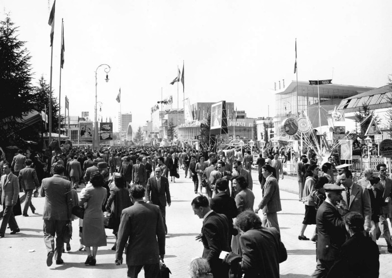 18) Folla di visitatori nel viale dell'industria alla Fiera campionaria di Milano del 1952..jpg