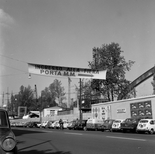 19) Parcheggi esterni alla Fiera Campionaria di Milano del 1961.jpg