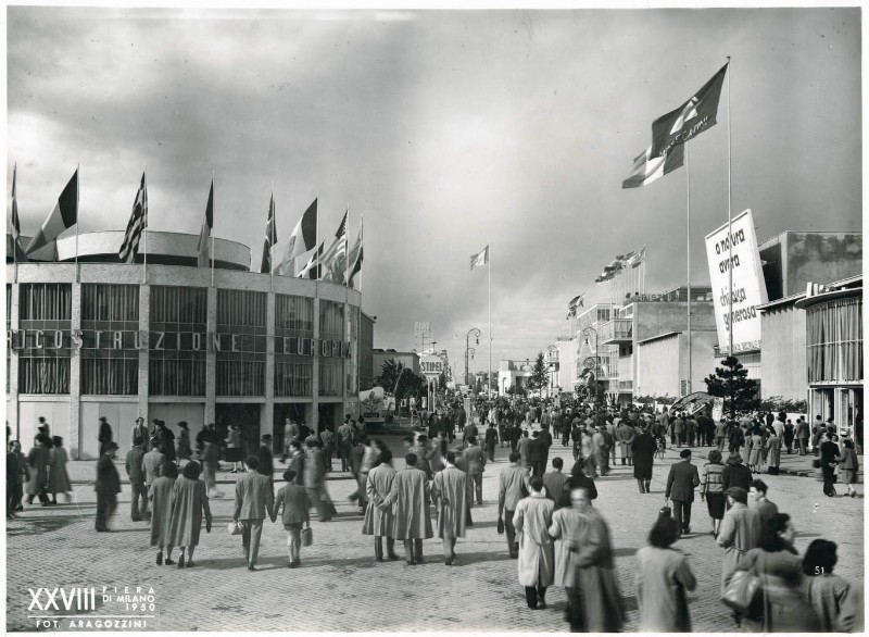 21) Folla di visitatori nel viale dell'industria alla Fiera campionaria di Milano del 1950.jpg