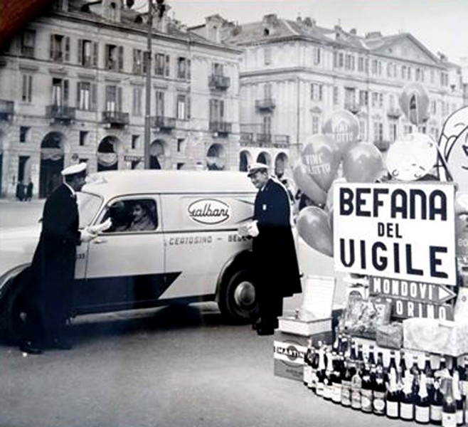 22) Piazza del Mercato a Cuneo - Al volante il padre del mitico Rossanino depositario di Cuneo..jpg