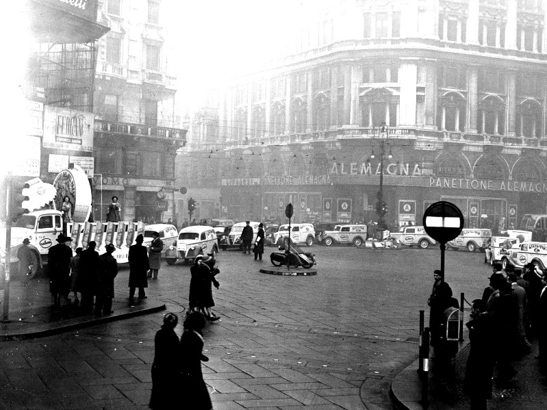 26) Milano dopoguerra - via Torino angolo Orefici visto da p.za Duomo. Mitica Galbani, il Certosino, il Bel Paese con tanto di belle signorine sul camioncino..jpg