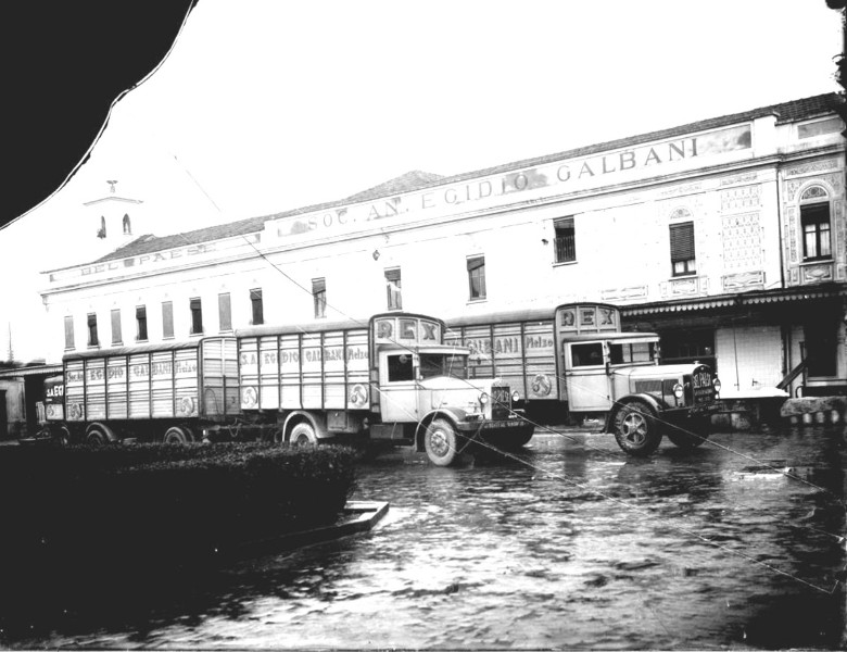 6) Cortile dello Stabilimento di MELZO (Milano), S.A. Egidio Galbani una vecchia foto...(periodo del fascio)anni '40 '50..jpg