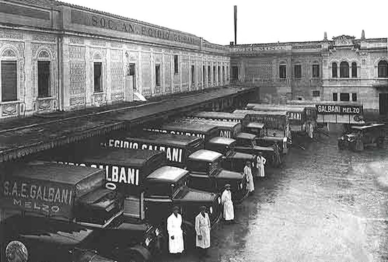 7) Stabilimento di MELZO anno 1934, i camion sono pronti per la spedizione ai depositi, anni '40 '50..jpg