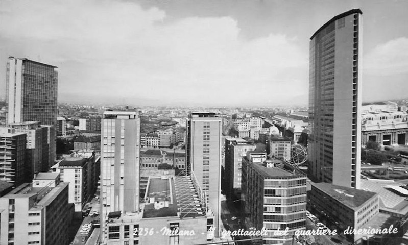 90a) Milano negli anni '60 - Grattacieli del quartiere direzionale - di fianco al Pirellone il palazzp Galbani (vecchia sede).jpg