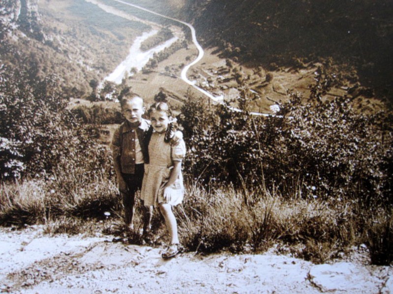 12-Ida e Beppino Cervo lungo la mulattiera che porta a gena Alta. Nel fondovalle I Pieri, l'Hotel, la chiesetta di S. Remedio. Primi anni '50..JPG