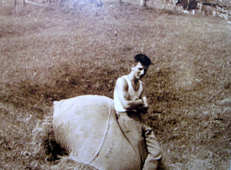 13-Italo Casanova nato nel 1942, figlio di Saverio, sui pèrati di Gena Alta. Fine anni '50..jpg