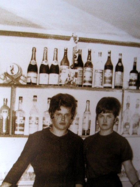 03-Graziella a sn e Luigina Moretti all'osteria a I Stua. Anni '60..jpg