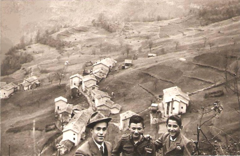 03-Dicembre 1956,Gena Alta.E' ben riconoscibile il Maestro Vittorio Casanova. Foto fatta in località SORA I SASS di Gena Alta durante una gita domenicale..jpg