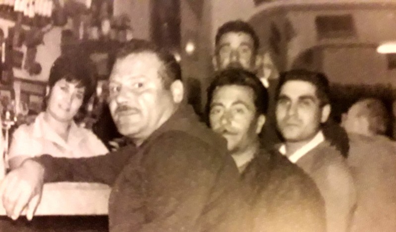 120) Marittimi al bar -Marittimo- da Rosita. In primo piano  Leone di Marco, Giorgio di Simone, Mario Cichella..jpg