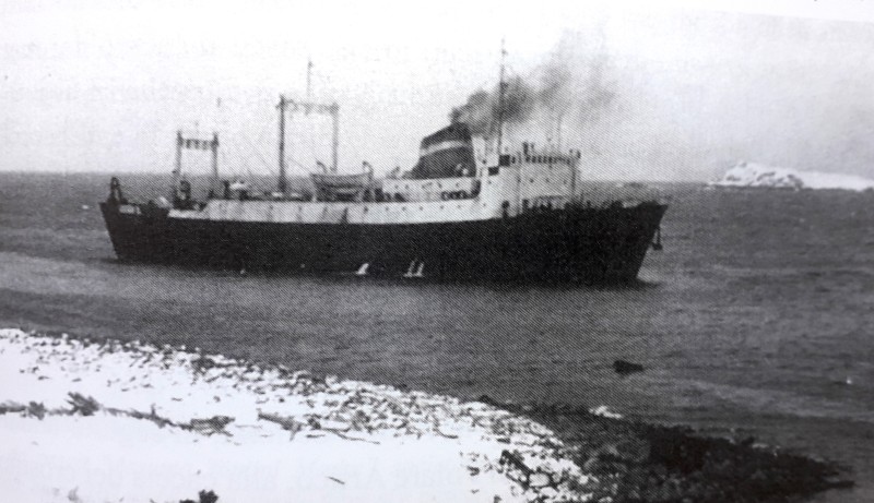 75) La prima nave da pesca con lo scivolo a poppa (Stern Ytrowler) al mondo, costruita nei cantieri in Scozia. Gran Bretagna 1955..jpg