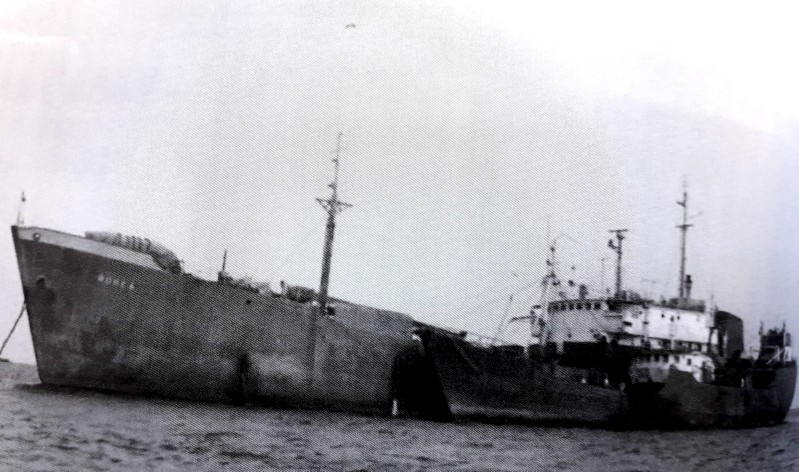 81) Nave Borea, ex Genepesca I in una operazione di trasbordo con motopescherecci Coreaninella baia di Capo Bianco in Mauritania..jpg