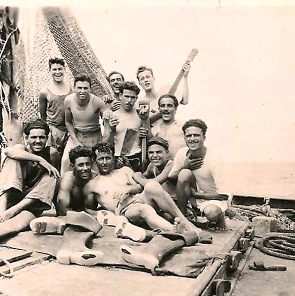 88- Un momento di relax sul Genepesca VI, ANNO 1950. Da sx Bertacca, Scotto, Petrini con la chitarra..jpg