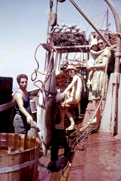 119-Nostromo Scotto Decimo con la figlia del com. Vittoriano,  quando tornava a Livorno con la sua famiglia sul Genepesca VI anno 1963. La figlia lo picchiò perchè aveva pescato un delfino..jpg