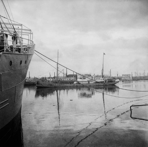 137- Genepesca III in manovra nel porto di Livorno dal ritorno della pesca nei mari del Sud Atlantico. Foto dalla nave Genepesca IV in banchina Genepesca..jpg