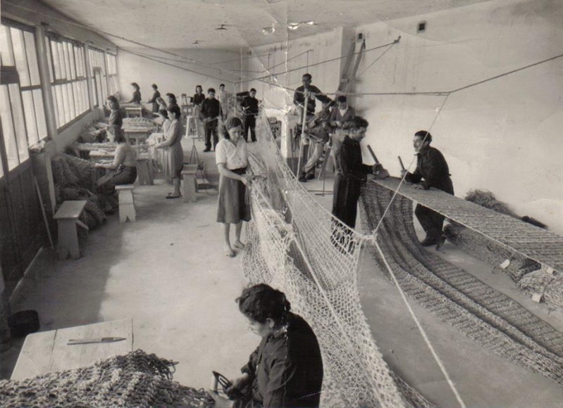 144-Genepesca, stabilimento di Livorno anni '50, lavorazione delle reti per le motonavi da pesca oceanica..jpg