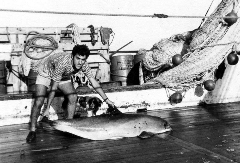 147- Gennaro Amato sul Corrado III sull'oceano Atlantico con una bella preda, anno 1971.jpg