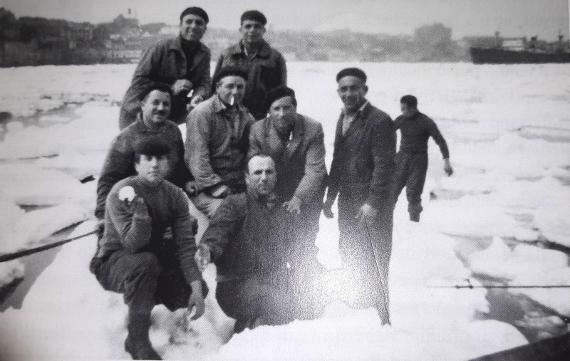 6)Escursione del'equipaggio Genepesca II sulla banchisa di ghiaccio nel porto di St. John's (Terranova), anno 1957..jpg