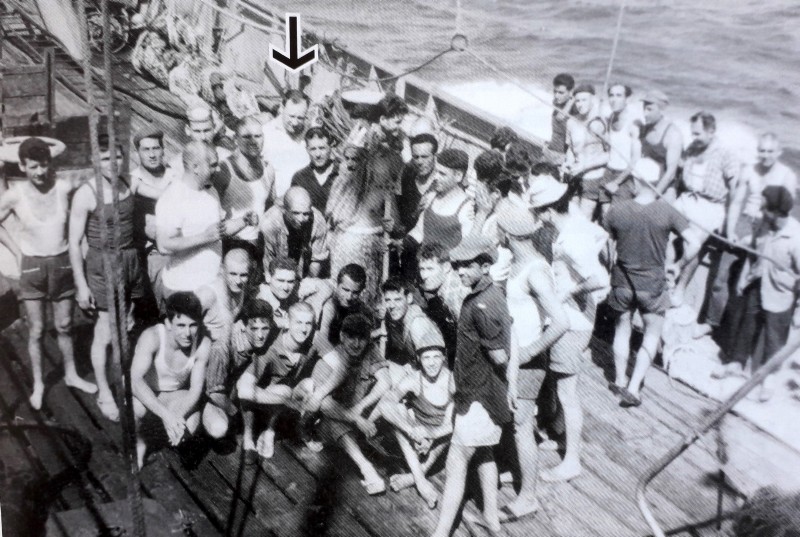 28)Genepesca I. Passaggio dell'Equatore, destinazione banchi di pesca in Argentina. Festa a bordo, anno 1962. Con la freccia il com.te Ervio Dobosz e il 1° uff.le Giuseppe Cortopassi..jpg