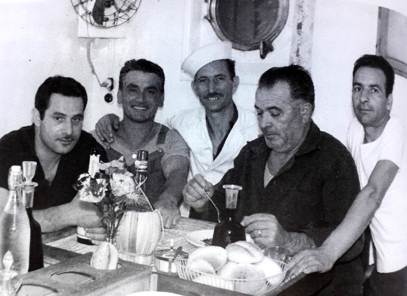 35) Parte dell'equipaggio del Genepesca VII. Da sn il direttore Marcello Sinibaldi,un marinaio, il cuoco, il com.te Antonio Mancinelli  e vicecuoco. 1963..jpg