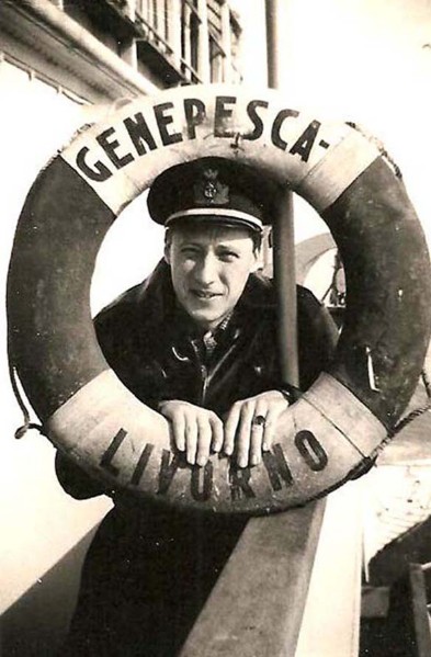 36) Un giovane Ervio Dobosz, secondo ufficiale sul Genepesca II anno 1953.jpg