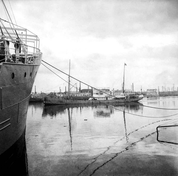 60- Genepesca III in manovra nel porto di Livorno dal ritorno della pesca nei mari del Sud Atlantico. Foto dalla nave Genepesca IV in banchina Genepesca..jpg