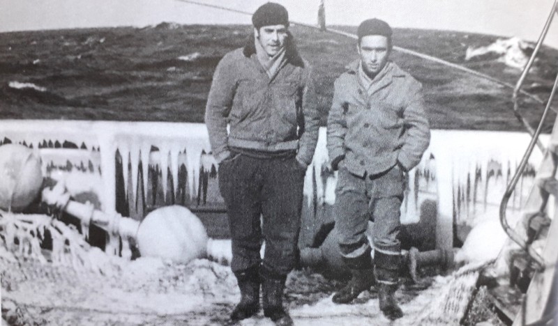 65) Ghiaccio a bordo del Genepesca I nel 1956. Con Tonino Ludovico e Renato Mancinelli..jpg