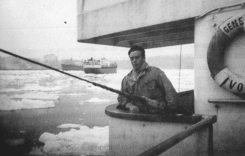 83) Genepesca II anno 1956. Enzo Mazzone guarda tutto quel ghiaccio nel porto di St.Jon's. Newfoundland..jpg