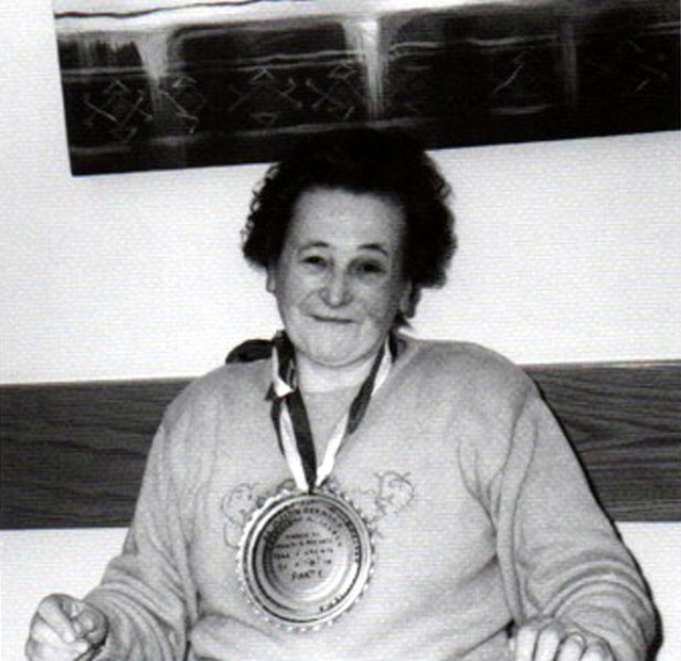 3) Germana De Martin in occasione del suo pensionamento all'inizio anni '90 con la medaglia al collo fatta col coperchio di un barattolo di conserva.jpg