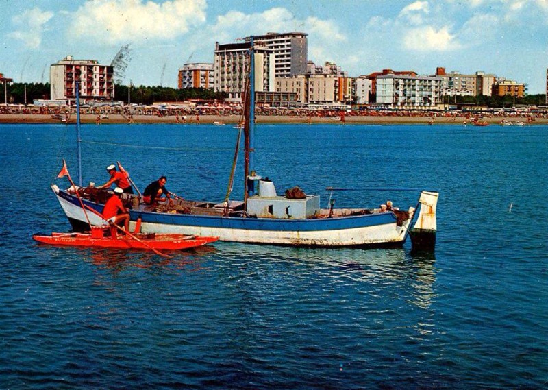 99-Coste di Lido degli Estensi con i pescatori al lavoro - anni '50.jpg